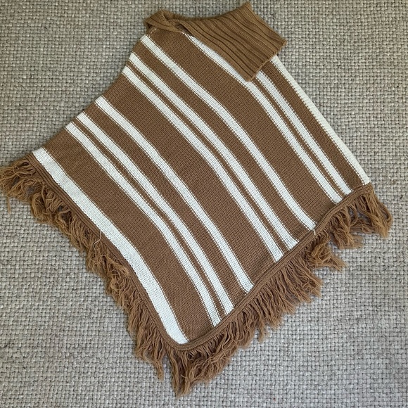 DeRotChild Vintage White and Beige knit poncho - Picture 3 of 5